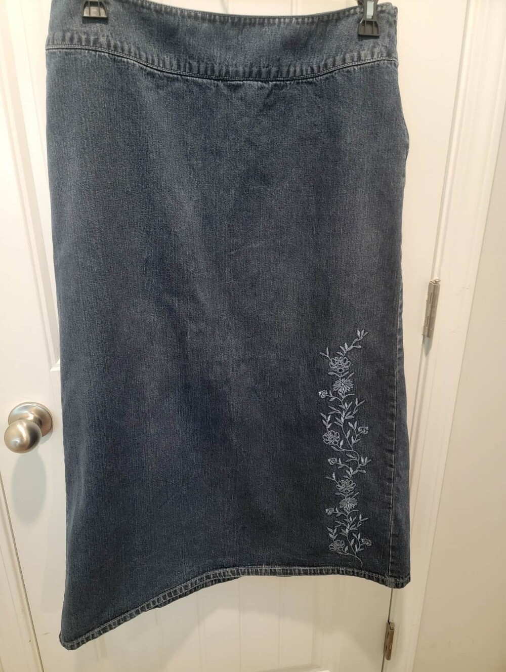 Covington Plus Size 16 Long Denim Skirt w/ Blue Embroidered Flowers